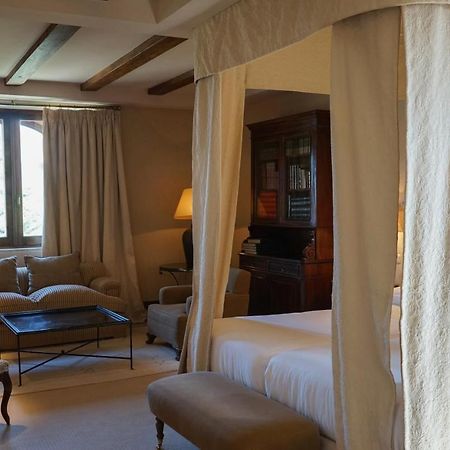 Отель Landa Бургос Экстерьер фото A room at the hotel