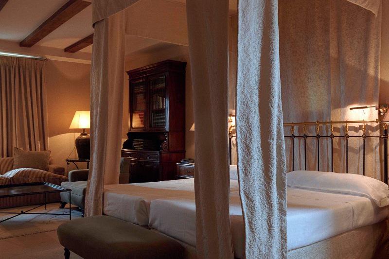 Отель Landa Бургос Номер фото A suite at the Hotel de Crillon
