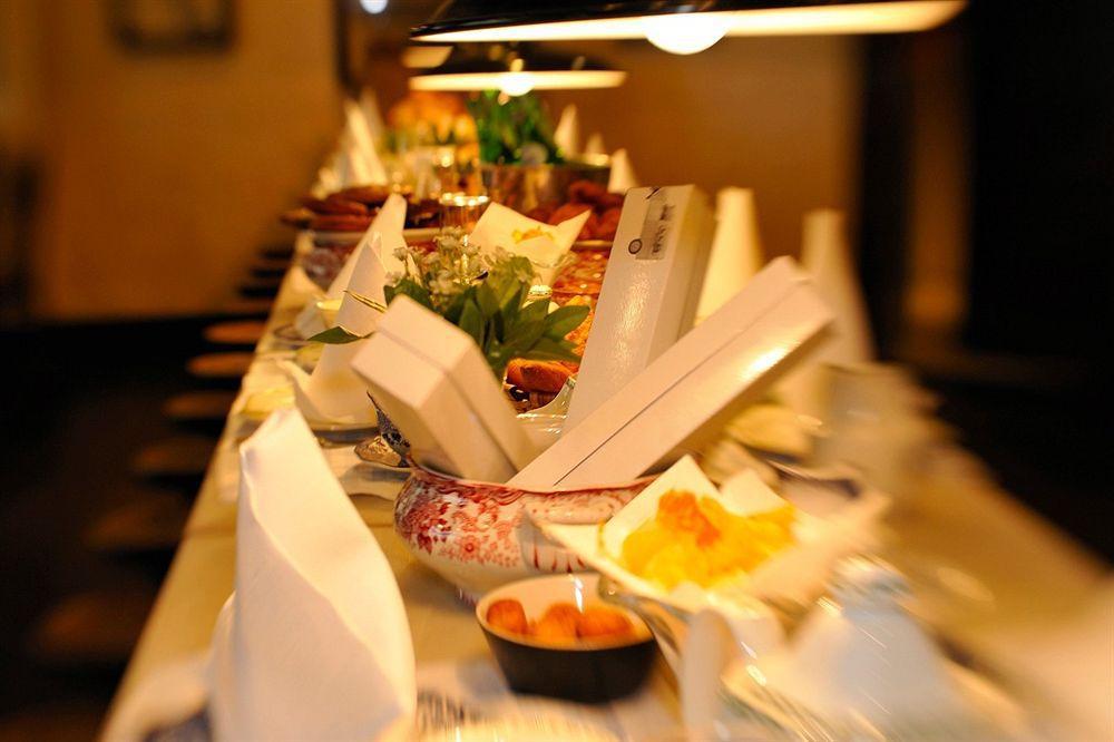 Отель Landa Бургос Экстерьер фото A buffet at a hotel