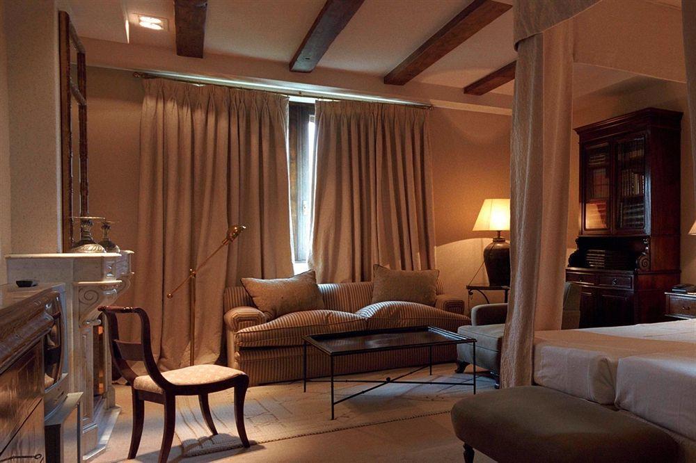 Отель Landa Бургос Номер фото A room at the Hotel de la Villa d'Este