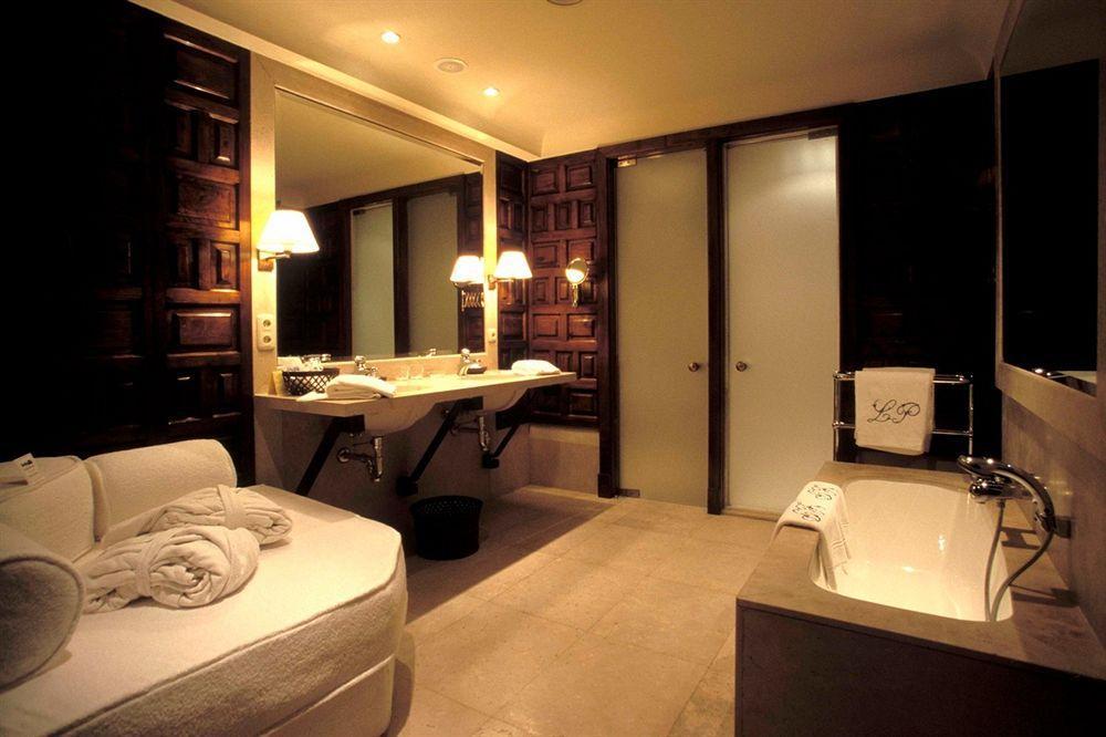 Отель Landa Бургос Номер фото A bathroom at the Mandarin Oriental, Bangkok