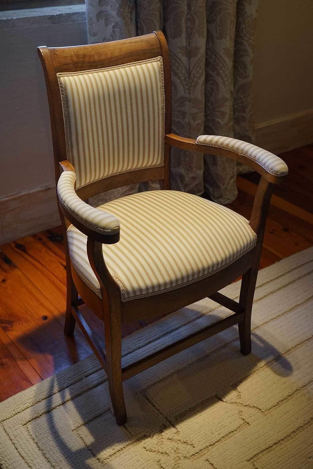 Отель Landa Бургос Экстерьер фото A chair with a striped seat