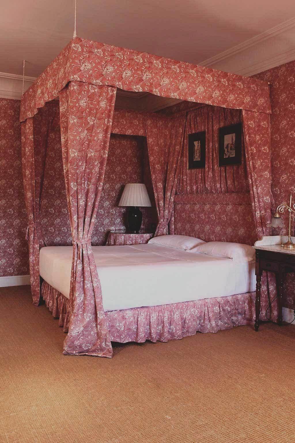 Отель Landa Бургос Экстерьер фото A bed with a bed skirt