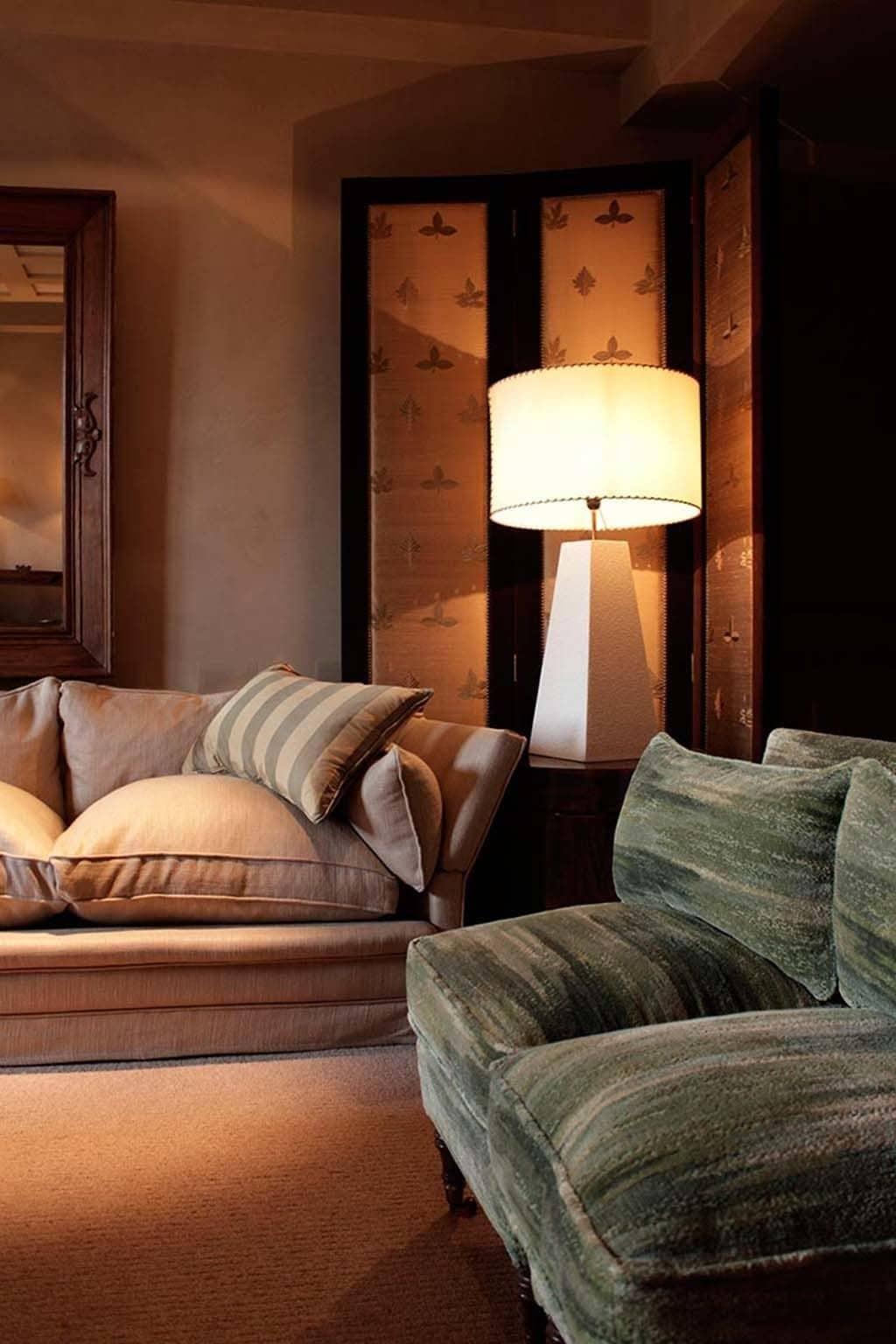 Отель Landa Бургос Экстерьер фото A table lamp