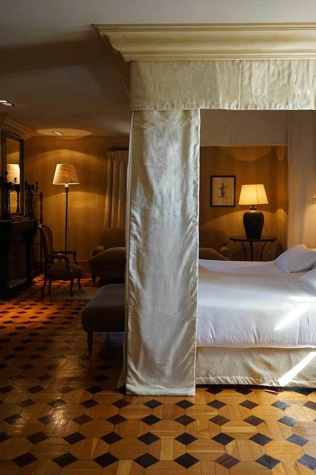 Отель Landa Бургос Экстерьер фото A room at the Hotel de Crillon