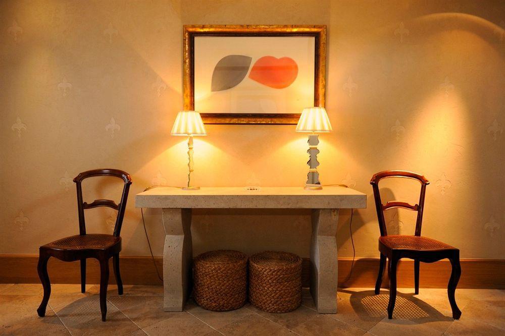 Отель Landa Бургос Экстерьер фото A table and chairs