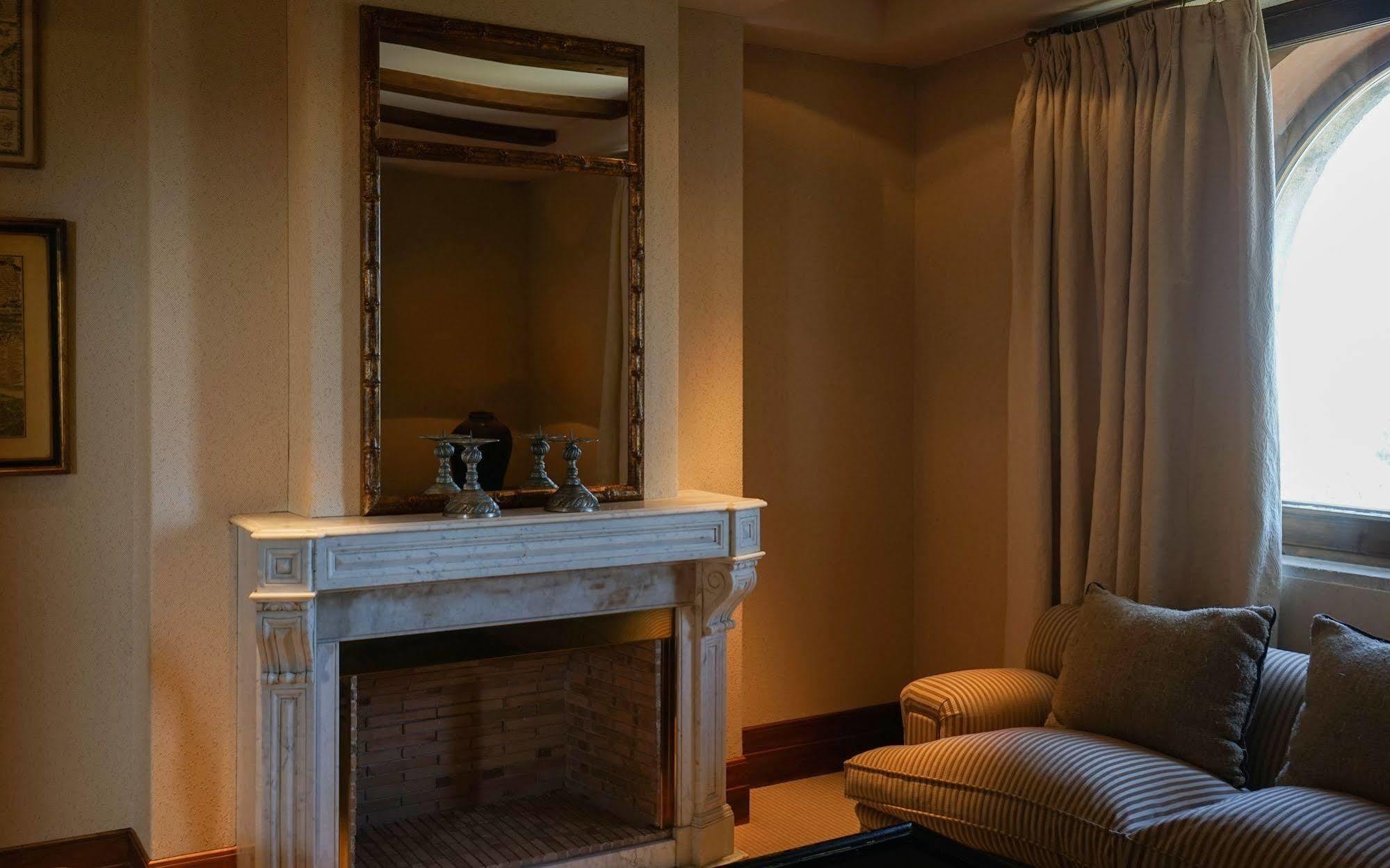 Отель Landa Бургос Экстерьер фото A fireplace in a hotel room